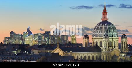 Frankreich Paris Saint Augustin Kirche und la Défense Viertel im Hintergrund Stockfoto