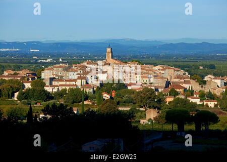 Frankreich Vaucluse Sablet Blick auf Dorf Kirche von Saint-Nazaire der 12. und 15. Jahrhundert im Hintergrund Stockfoto