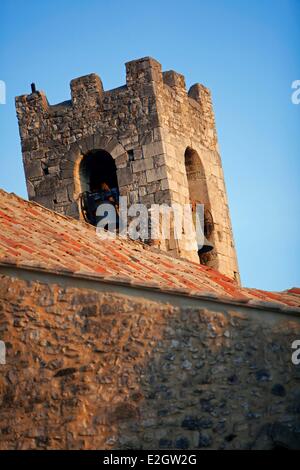 Frankreich Vaucluse Seguret gekennzeichnet Les Plus Beaux Dörfer de France (die schönsten Dörfer Frankreichs) Glockenturm der Kirche Saint-Denis der 10. und 12. Jahrhundert Stockfoto