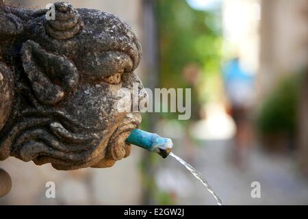 Frankreich Vaucluse Seguret gekennzeichnet Les Plus Beaux Villages de France (The Most Beautiful Villages Frankreichs) Fontaine des Mascarons Brunnen des 17. Jahrhunderts Stockfoto