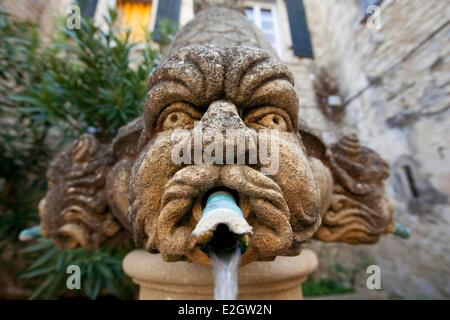 Frankreich Vaucluse Seguret gekennzeichnet Les Plus Beaux Villages de France (The Most Beautiful Villages Frankreichs) Fontaine des Mascarons Brunnen des 17. Jahrhunderts Stockfoto