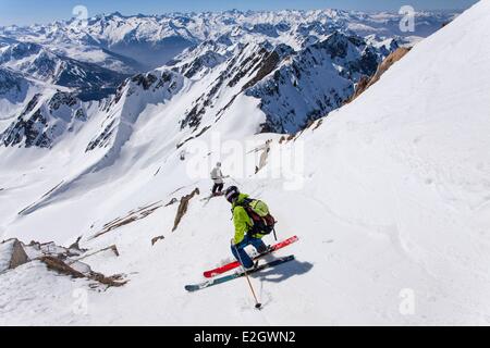 Frankreich Hautes Pyrenäen Bagneres de Bigorre La Mongie Pic du Midi de Bigorre (2877m) Skifahrer an ersten hängen des Pic du Midi Stockfoto