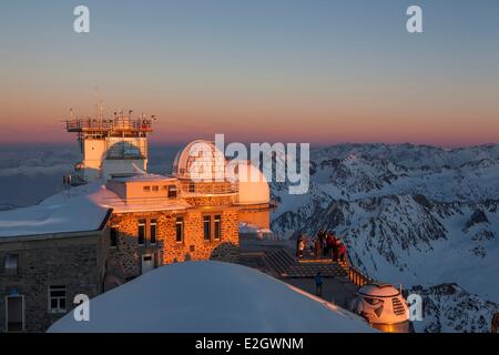 Frankreich Hautes Pyrenäen Bagneres de Bigorre La Mongie Pic du Midi de Bigorre (2877m) Gruppe von Touristen, Sonnenuntergang Stockfoto