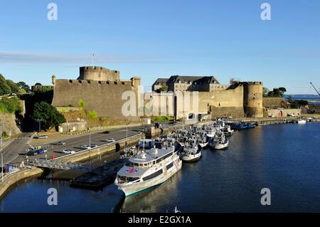 Frankreich Finistere Brest Schloss (Marinemuseum) dominiert Penfeld und Kriegsschiffe im Arsenal Stockfoto