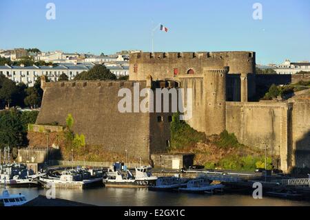 Frankreich Finistere Brest Schloss (Marinemuseum) dominiert Penfeld und Kriegsschiffe im Arsenal Stockfoto