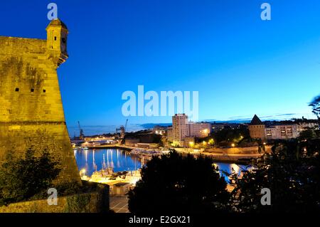 Frankreich Finistere Brest Schloss (Marinemuseum) dominiert Penfeld und Kriegsschiffe im Arsenal und Tanguy Turm Stockfoto