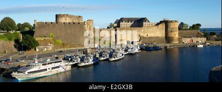 Frankreich Finistere Brest Schloss (Marinemuseum) dominiert Penfeld und Kriegsschiffe im Arsenal Stockfoto