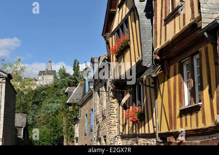 Frankreich-Ille et Vilaine Fougeres Place du Marchix (Marktplatz) halb Fachwerkhaus beherbergt mit Glockenturm Stockfoto