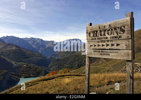 Frankreich Hautes Alpes Emparis Plateau am Rand des Ecrins Nationalpark Lake Chambon Damm im Hintergrund Stockfoto