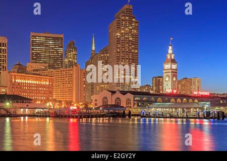 USA Kalifornien San Francisco Port of San Francisco Embarcadero Waterfront mit Embarcadero Center und Ferry Building rechts Stockfoto