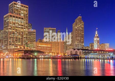 USA Kalifornien San Francisco Port of San Francisco Embarcadero Waterfront mit Embarcadero Center und Ferry Building rechts Stockfoto