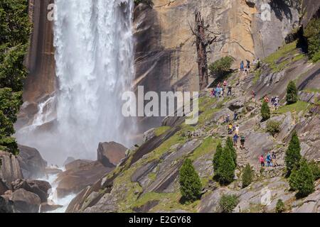 USA Kalifornien Sierra Nevada-Yosemite National Park Weltkulturerbe von UNESCO Yosemite Valley Vernal Fall und Wanderer auf Nebel Trail Stockfoto