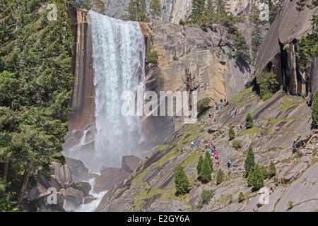 USA Kalifornien Sierra Nevada-Yosemite National Park Weltkulturerbe von UNESCO Yosemite Valley Vernal Fall und Wanderer auf Nebel Trail Stockfoto