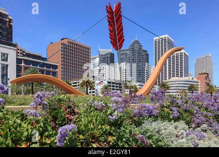 USA Kalifornien San Francisco Rincon Park Skulptur im öffentlichen Raum Amors Spanne von Claes Oldenburg und Coosje van Bruggen mit Skyline von San Francisco und Embarcadero im Hintergrund Stockfoto