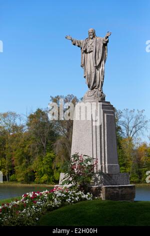 Kanada-Quebec Provinz Montérégie Touristenroute von Richelieu-Saint-Denis-Sur Richelieu Steinstatue von Saint-Denis öffnet seine Arme entlang Richelieu River Stockfoto