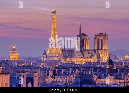 Frankreich Paris Notre Dame Kathedrale auf der Ile De La Cite Eiffel Tower (⌐ SETE Illuminations Pierre Bideau) Invalides Kuppel und Saint Germain des Pres Kirche beleuchtet mit Paris Dächer Stockfoto