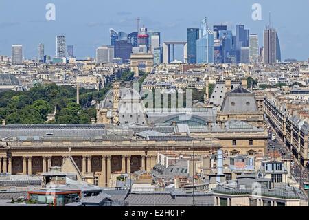 Frankreich Paris Louvre Museum Arc de Triomphe mit Wolkenkratzern des Geschäftsviertels La Défense im Hintergrund gesehen Tour Saint-Jacques Stockfoto