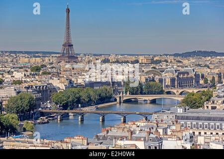 Frankreich Paris Ufer der Seine als Weltkulturerbe durch die UNESCO Brücke Pont des Arts (Kunst-Brücke) linken Ufer mit Musée d ' Orsay Eiffelturm im Hintergrund gesehen Tour Saint-Jacques Stockfoto