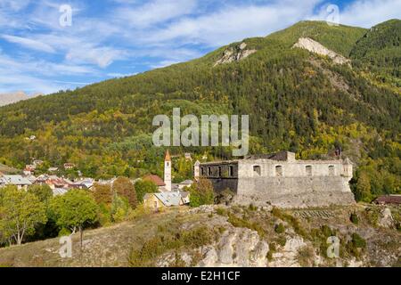 Frankreich Alpes de Haute Provence Parc National du Mercantour (Nationalpark Mercantour) Haut Verdon Colmars Les Alpes mit quadratischen Redoubt von Fort de France im Vordergrund Stockfoto