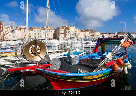 Frankreich Var Saint Tropez Pointus Boote (traditionelle mediterrane Boote) im alten Hafen Stockfoto