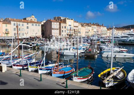 Frankreich Var Saint Tropez Pointus Boote (traditionelle mediterrane Boote) im alten Hafen Stockfoto