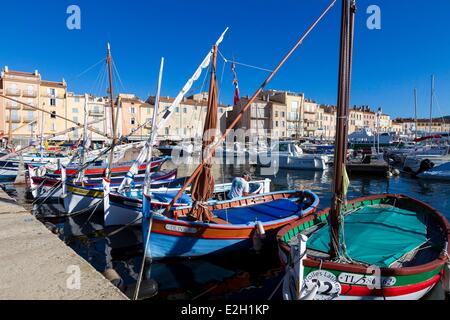 Frankreich Var Saint Tropez Pointus Boote (traditionelle mediterrane Boote) im alten Hafen Stockfoto