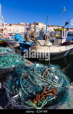 Frankreich Var Saint Tropez Netze und Fischer Boote im alten Hafen Stockfoto