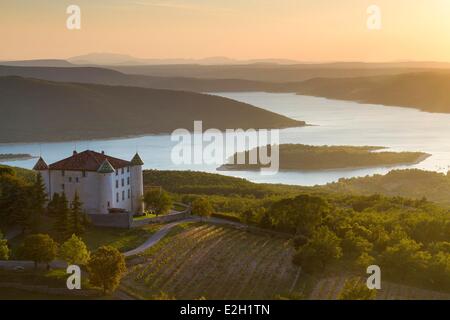 Frankreich Var Parc Naturel Regional du Verdon (natürlichen regionalen Park der Verdon) Aiguines Schloss vor Sainte Croix See Stockfoto