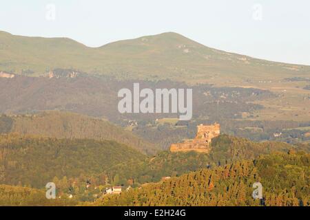 Frankreich Puy de Dome Parc Naturel Regional des Vulkane d ' Auvergne (Auvergne Vulkane Naturpark) Murol Chateau de Murol Massif des Monts Dore im Hintergrund Stockfoto