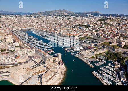 Bouches du Rhone in Frankreich Marseille europäische Hauptstadt der Kultur 2013 1. und 2. Distrikt Vieux Port (Alter Hafen) und die Boote Fort St. Jean und Fort Saint-Nicolas (Luftbild) Stockfoto