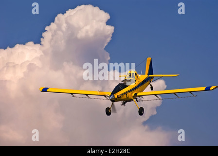 Sprühflugzeug Ausstieg aus dem wolkenverhangenen Himmel um ein Spritzen auf einer unsichtbaren Maisfeld laufen zu bringen. Stockfoto