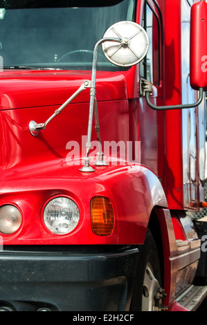 Front-End von einem Sattelschlepper beim Parken Stockfoto