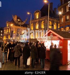 Frankreich Somme Amiens Weihnachtsmarkt vor dem Rathaus Stockfoto