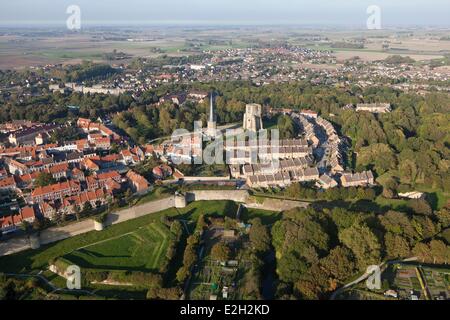 Frankreich Nord Bergues Turm Pointue und Turm Caree 12 Jahrhundert Überbleibsel der Abtei von Saint-Winoc zerstört im Jahre 1789 (Luftbild) Stockfoto