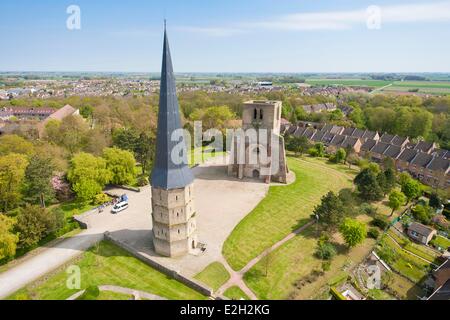 Frankreich Nord Bergues Turm Pointue und Turm Caree 12 Jahrhundert Überbleibsel der Abtei von Saint-Winoc zerstört im Jahre 1789 (Luftbild) Stockfoto