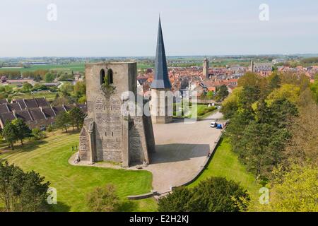 Frankreich Nord Bergues Turm Pointue und Turm Caree 12 Jahrhundert Überbleibsel der Abtei von Saint-Winoc zerstört im Jahre 1789 (Luftbild) Stockfoto