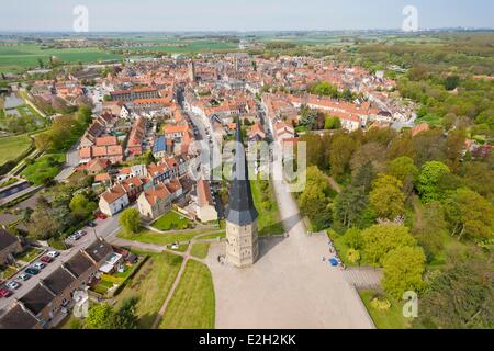 Frankreich Nord Bergues Turm Pointue 12. Jh. Überbleibsel der Abtei von Saint-Winoc zerstört im Jahre 1789 (Luftbild) Stockfoto