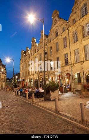 Frankreich Pas De Calais Arras Ort des Heros flämischen Barock Stil Häuser und Straßencafés Stockfoto