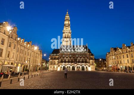 Frankreich-Pas de Calais Arras Ort des Heros Rathaus nachts garniert mit seinen 77 Metern Glockenturm von der UNESCO als Welterbe gelistet Stockfoto