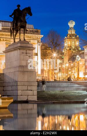 Großbritannien London Westminster Trafalgar Square Reiterstatue von George IV mit Unterteil der National Gallery und Coliseum Theatre (1904) Stockfoto