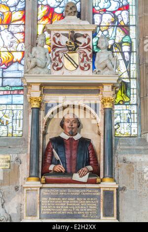 Vereinigtes Königreich Warwickshire Stratford-upon-13. Jahrhundert gotische Kirche der Heiligen Dreifaltigkeit bekannt als Ort der Taufe am 26. April 1564 und Beerdigung 25. April 1616 von William Shakespeare Memorial Büste des Schriftstellers, die seine Frau sehr ähnlich gefunden Stockfoto