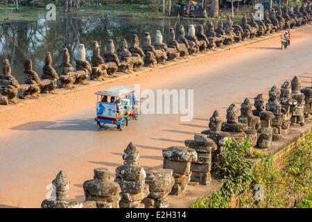 Kambodscha Siem Reap Angkor Tempel komplexe Site Weltkulturerbe von UNESCO antiken Stadt Angkor Thom Südtor Einfahrt riesige Statuen Heilige Naga zu unterstützen Stockfoto