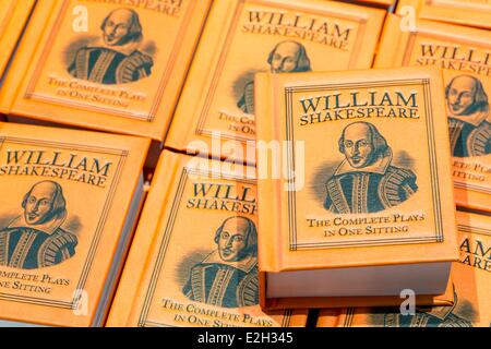 Vereinigtes Königreich Warwickshire Stratford Royal Shakespeare Theatre gehört zur Royal Shakespeare Company (RSC) ein Buch des berühmten Dramatikers im Geschenk-shop Stockfoto