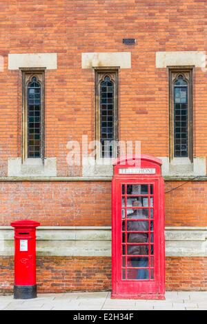 Vereinigtes Königreich Warwickshire Stratford Swan Theatre neugotischen Appartennat Royal Shakespeare Company und einer Telefonzelle vom Architekten Giles Gilbert Scott Stockfoto