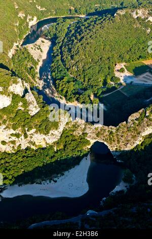 Frankreich-Ardeche-Gorges de l'Ardeche Vallon Pont d ' Arc Pont de l ' Arc Stein Bogen über Fluss (Luftbild) Stockfoto