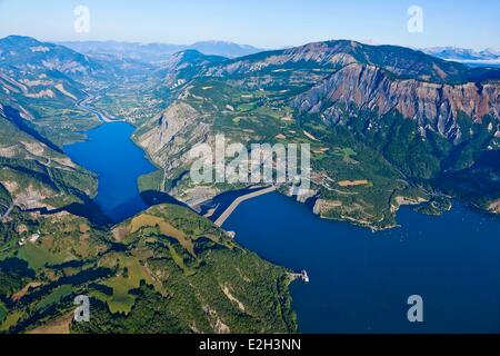 Frankreich Hautes Alpes Serre Ponçon See Rousset Bucht Lionnets dam von Serre Poncon höchste Staudamm in Frankreich (Luftbild) Stockfoto