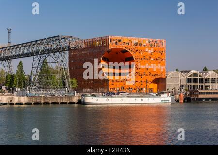 Frankreich Rhone Lyon La Confluence neuer Stadtteil im Süden von Luxusboutiquen (Halbinsel) Quai Rambaud Orange Cube von Dominique Jakob und Brendan MacFarlane Architekten und grüne Gebäude von Euronews Sitz in Hintergrund und FormeRM-Eortico und Brückenkran Stockfoto