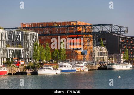 Frankreich Rhone Lyon La Confluence neuer Stadtteil im Süden von Luxusboutiquen (Halbinsel) Quai Rambaud Orange Cube von Dominique Jakob und Brendan MacFarlane Architekten und grüne Gebäude von Euronews Sitz in Hintergrund und FormeRM-Eortico und Brückenkran Stockfoto