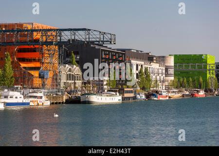 Frankreich Rhone Lyon La Confluence neuer Stadtteil im Süden von Luxusboutiquen (Halbinsel) Quai Rambaud Orange Cube von Dominique Jakob und Brendan MacFarlane Architekten und grüne Gebäude von Euronews-zentrale im Hintergrund und La Sucriere ehemaligen Lagerhaus 1930 w Stockfoto