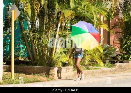 Provinz von Kuba Pinar del Rio Vinales Vinales Tal als Weltkulturerbe der UNESCO Frau hält einen Regenschirm in einer Straße von Vinales aufgeführt Stockfoto